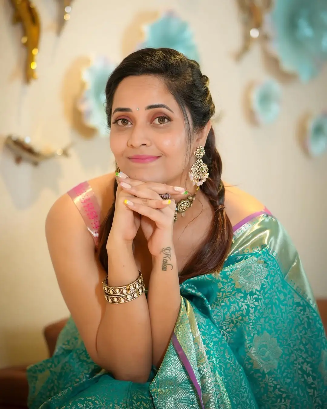 Maa TV Anchor Anasuya Bharadwaj in Green Saree Pink Sleeveless Blouse